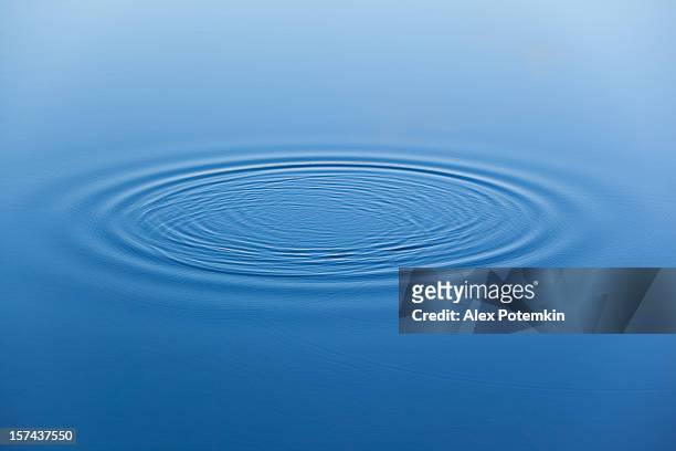 water ripples on the surface of smooth water - rippled 個照片及圖片檔