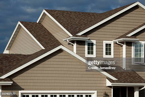 nuevo hogar, vinilo alineándose de hecho, arquitectónica tablilla de asfalto en el último piso, de bienes raíces - típico de clase mediana fotografías e imágenes de stock