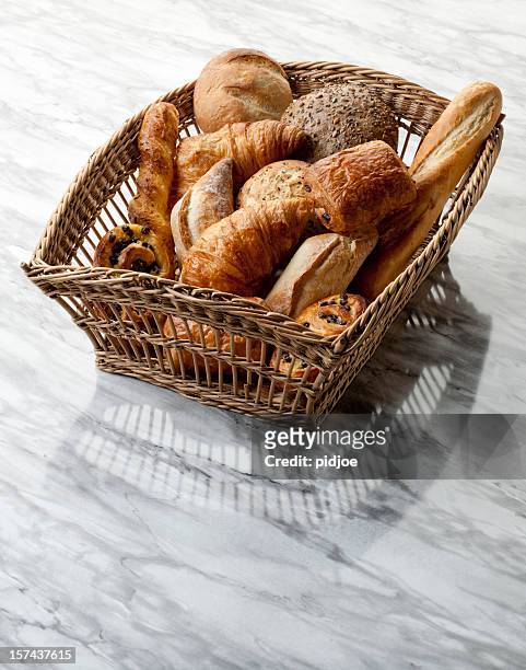 medialunas, baguette, daneses, buns en cesta xxl - pan dulce fotografías e imágenes de stock