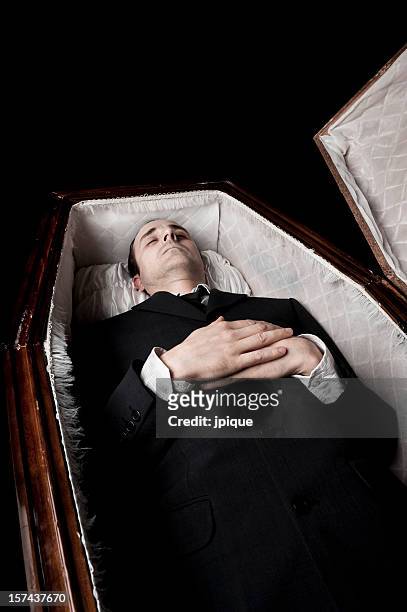 dead corpo coffin - dead body - fotografias e filmes do acervo