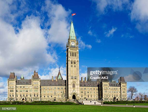 kanadische parlament in ottawa - canadian culture stock-fotos und bilder