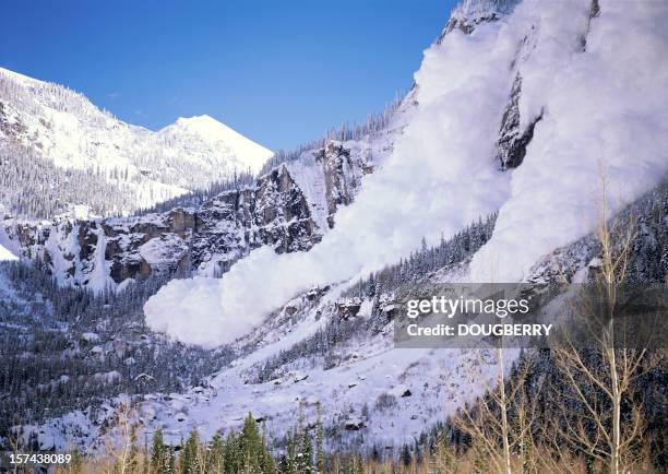 avalancha - avalancha fotografías e imágenes de stock