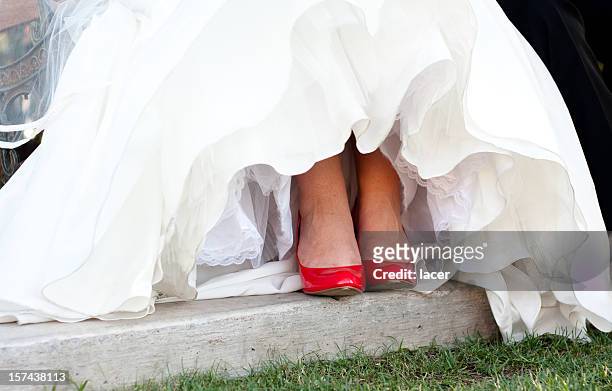 red hochzeits schuhe ii - wedding feet stock-fotos und bilder