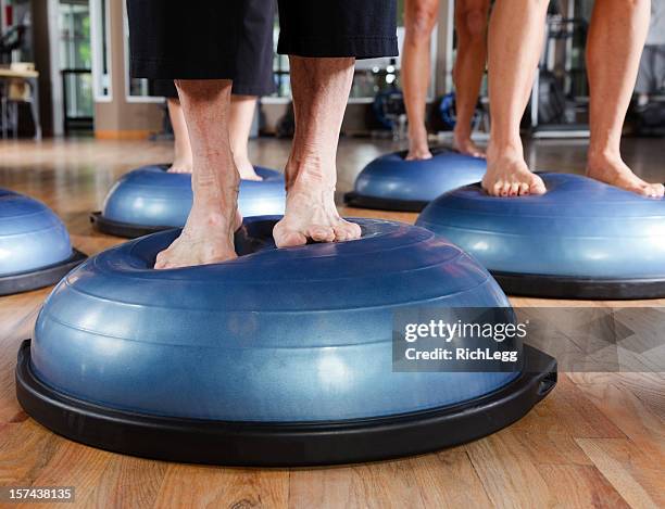 nahaufnahme der füße in ein pilates-kurs - exercise ball stock-fotos und bilder