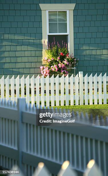white picket fence - tuinhek stockfoto's en -beelden