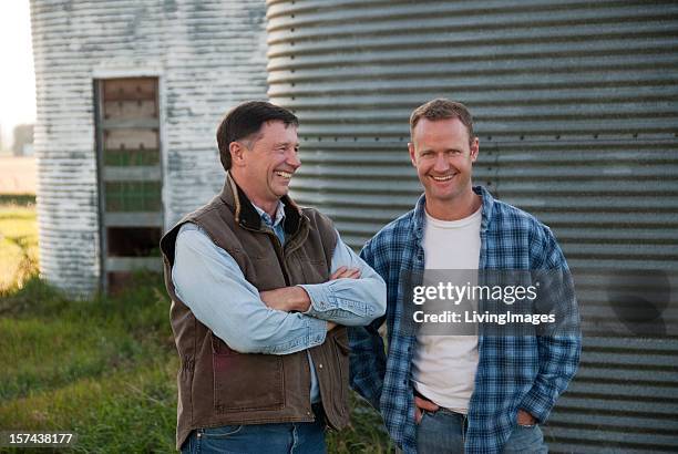 auf der farm - father son business stock-fotos und bilder