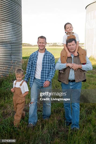 auf der farm - großvater vater sohn business stock-fotos und bilder