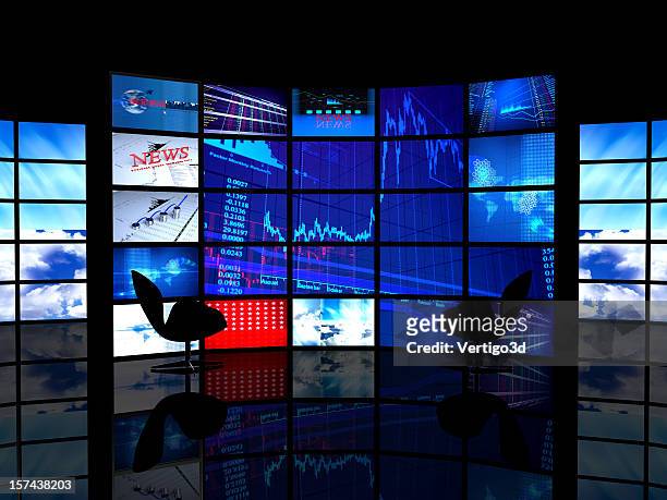 con una pared de pantallas de televisión - video wall fotografías e imágenes de stock