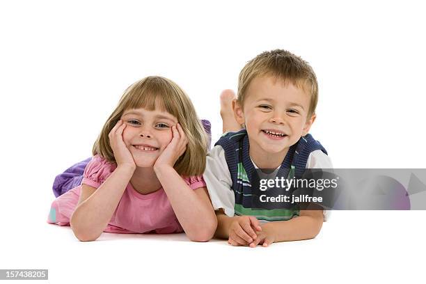 junge jungen und mädchen liegen auf weißem hintergrund - kind ca 3 jahre freigestellt stock-fotos und bilder