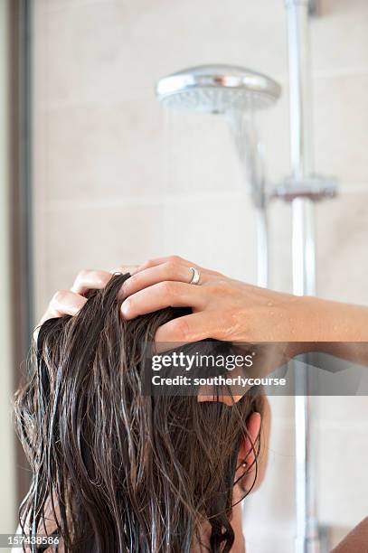 femme lavage cheveux dans la douche - se laver les cheveux photos et images de collection