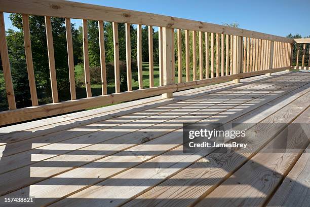 patio de la terraza de madera de pino piso con superficie, duchas, sol y sombra - baranda fotografías e imágenes de stock