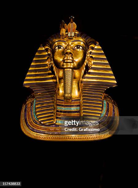 golden death mask of egypt pharaoh tutankhamun - death mask of tutankhamen bildbanksfoton och bilder