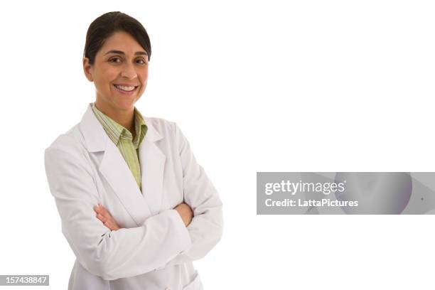 sonriente mujer de mediana edad usando la bata de laboratorio brazos cruzados - doctora fondo blanco fotografías e imágenes de stock