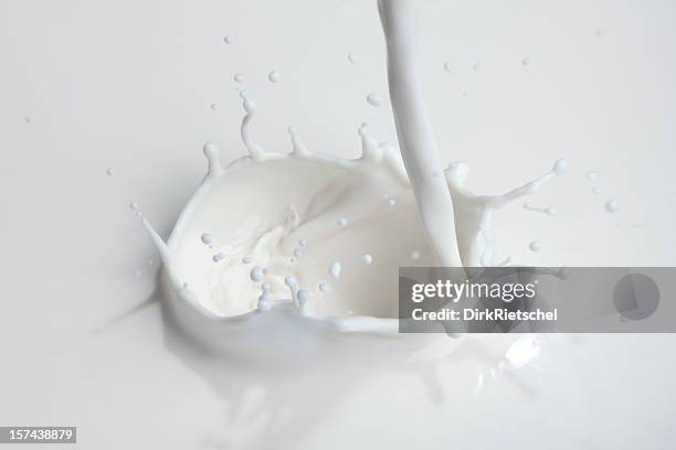 verser le lait. - goutte lait photos et images de collection
