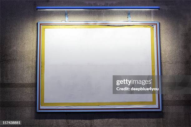 beleuchtete außen-plakat auf der mauer in der nacht - blank advertising stock-fotos und bilder