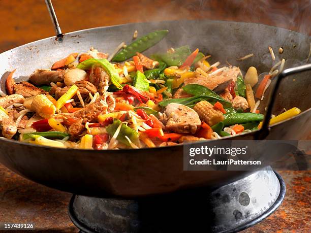 chicken and vegetable stir fry - wok stockfoto's en -beelden