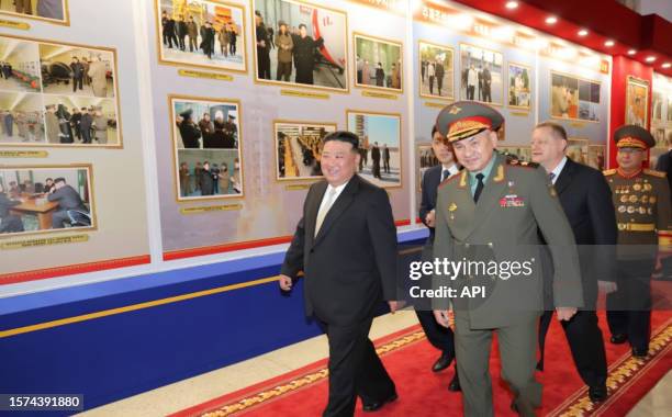 Le dirigeant nord-coréen Kim Jong-un reçoit le ministre russe de la Défense, Sergueï Choïgou, à Pyongyang, en Corée du Nord, le 27 juillet 2023.