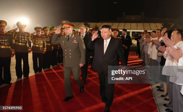 Le dirigeant nord-coréen Kim Jong-un reçoit le ministre russe de la Défense, Sergueï Choïgou, à Pyongyang, en Corée du Nord, le 27 juillet 2023.