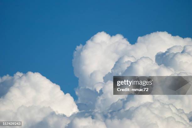 nubes - pegajoso fotografías e imágenes de stock