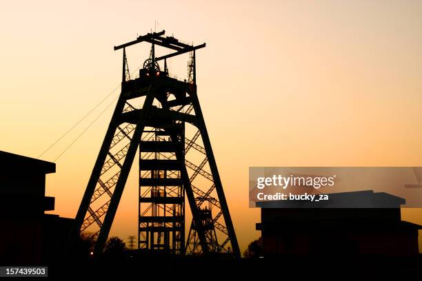 gold oder platinum mine kopf ausrüstung in johannesburg, südafrika - mine stock-fotos und bilder