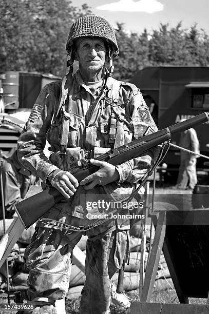 ww2 airborne soldier. - ww2 soldier stock pictures, royalty-free photos & images