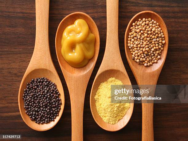 mostaza y spoons - mostaza-hierba fotografías e imágenes de stock