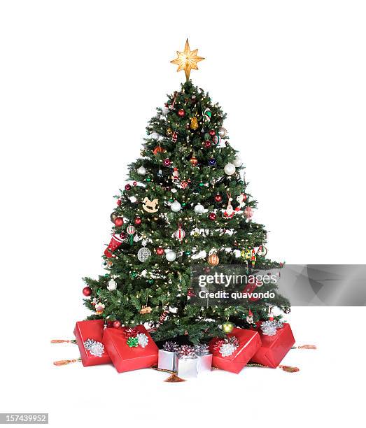 mit ornamenten verziert weihnachtsbaum und geschenke in weiß, copyspace - weihnachtsengel stock-fotos und bilder