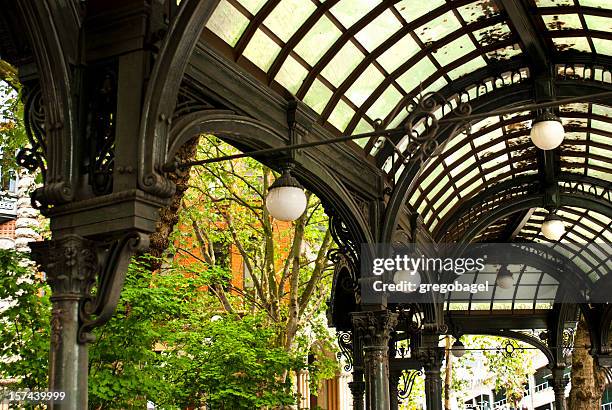 praça pioneer pérgula em seattle, wa - pioneer square seattle imagens e fotografias de stock