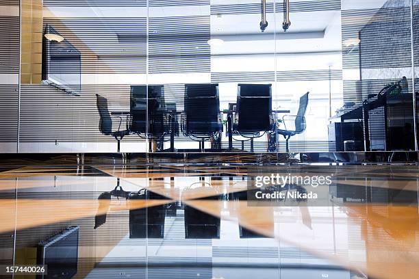 modern boardroom - gefotografeerd door het raam stockfoto's en -beelden