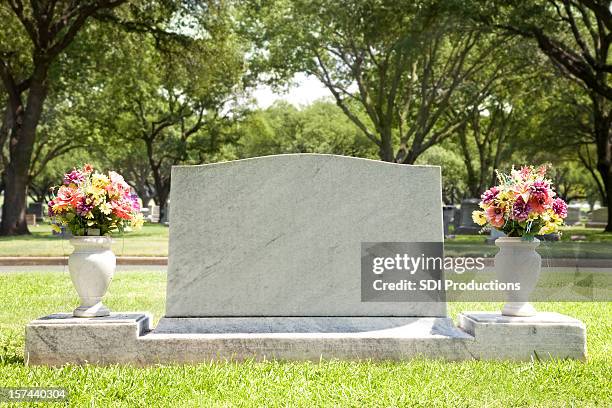 leere tombstone am friedhof mit blumen - friedhof stock-fotos und bilder