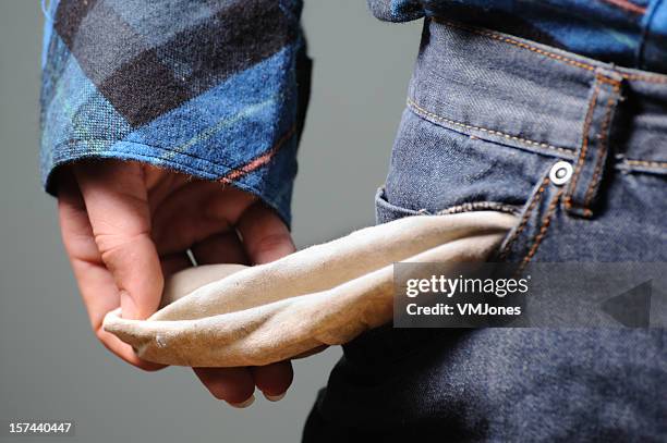 junger mann, kein geld - hosentasche stock-fotos und bilder