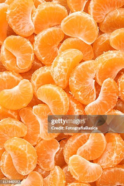 mandarine wedges hintergrund - mandarine stock-fotos und bilder
