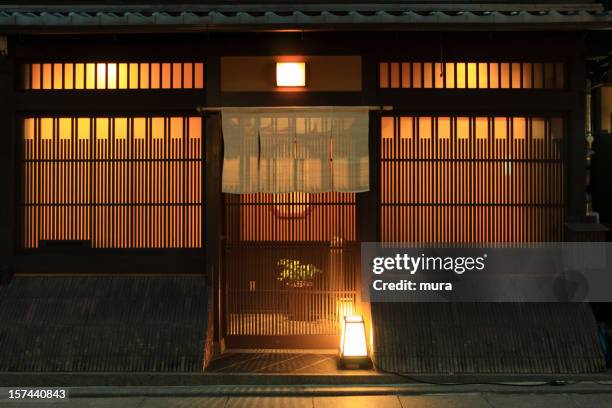 restaurant japonais traditionnel - shoji screen photos et images de collection