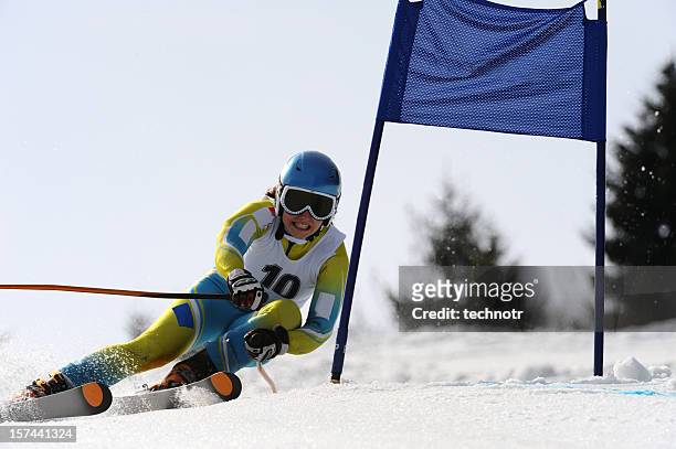 carrera de esquí alpino - slalom skiing fotografías e imágenes de stock