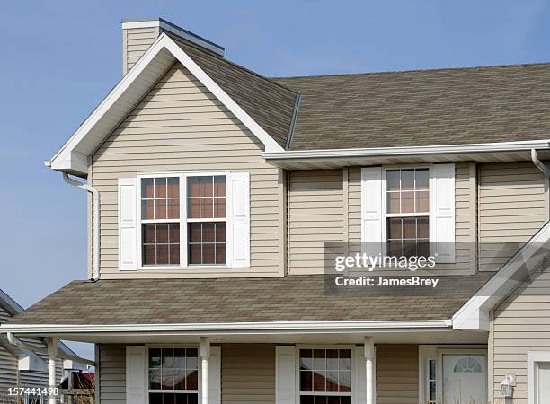 résidentiel de la maison avec façade en vinyle et pignon toit sans couture réfection des gouttières, du système de volets - volet bleu photos et images de collection