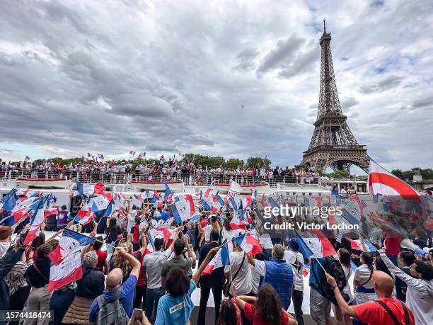 Foule de supporters lors de la présentation de la torche des jeux olympiques de Paris 2024 le 25 juillet 2023 à Paris.