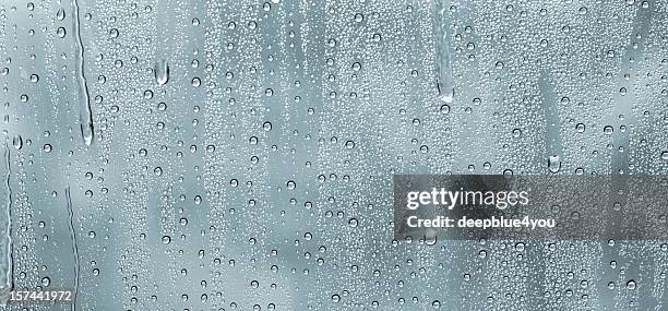 wassertropfen auf fenster - milchglasscheibe stock-fotos und bilder