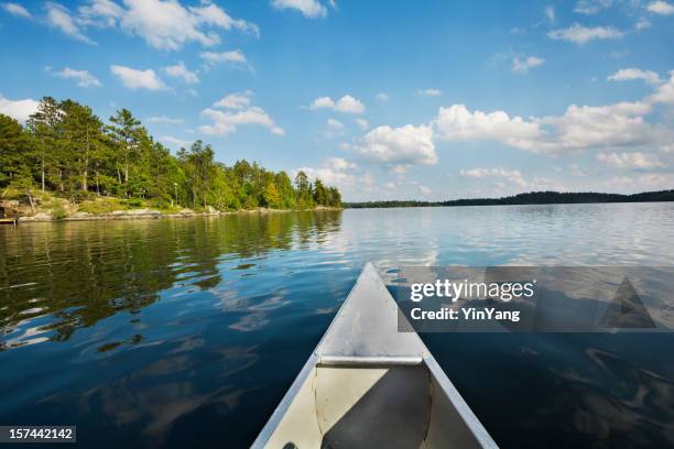 minnesota boundary waters canoe area, kanufahren in see-landschaft - boundary waters canoe area stock-fotos und bilder