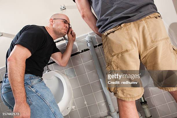 hommes)-salle de bains - penis humour photos et images de collection