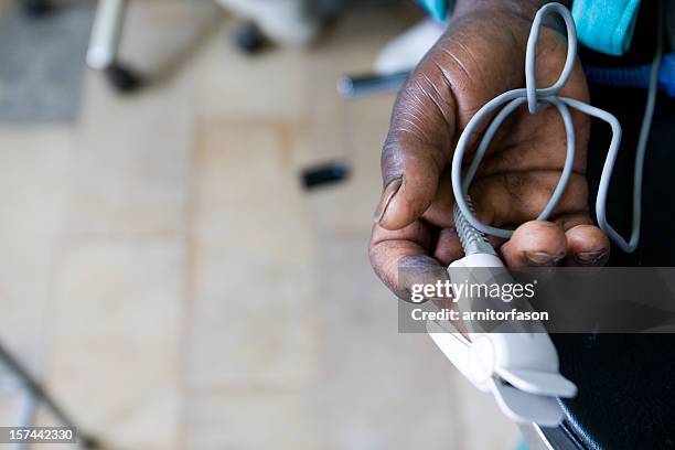 close up of a hand being monitored for pulse - ontwikkelingslanden stockfoto's en -beelden