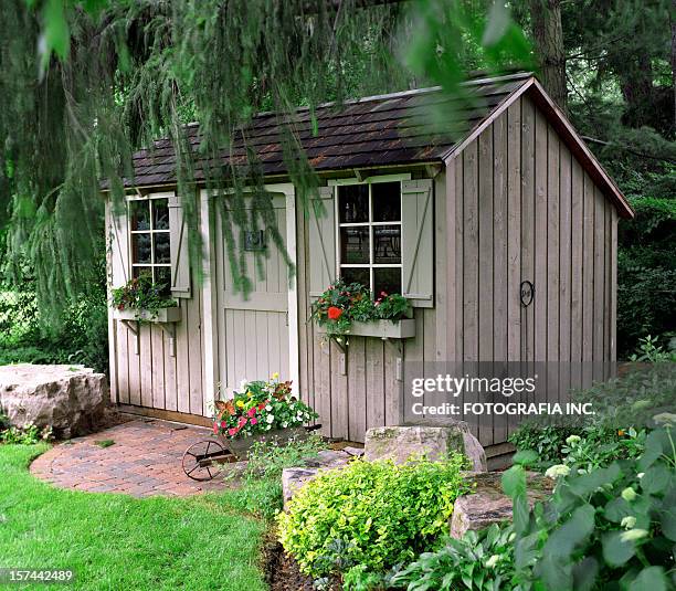 rustic garden shed - shed stockfoto's en -beelden