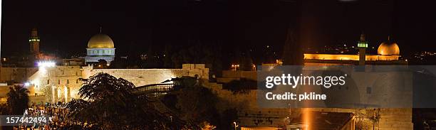 jerusalem bei nacht panorama - religiöser text stock-fotos und bilder