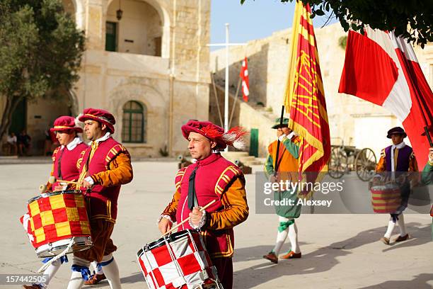 cavaleiros de malta - roupa tradicional imagens e fotografias de stock