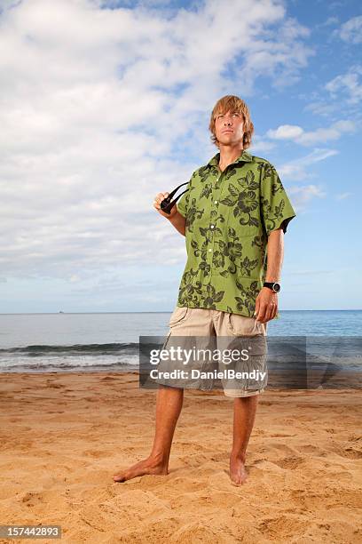 jovem na praia - hawaiian shirt imagens e fotografias de stock