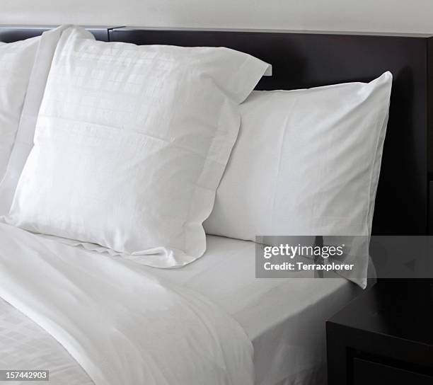 letto con cuscini bianchi - pillow foto e immagini stock