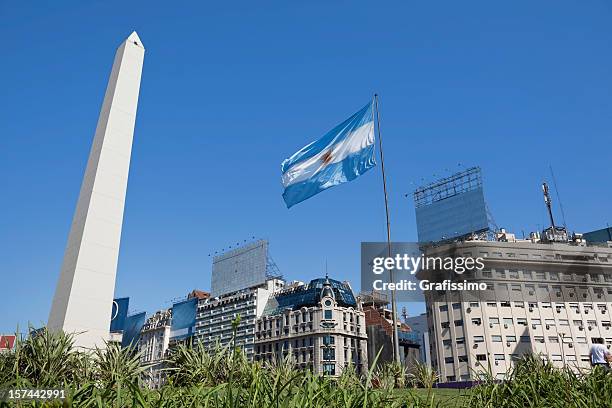argentina, buenos aires obelisco con bandera argentina - argentina fotografías e imágenes de stock