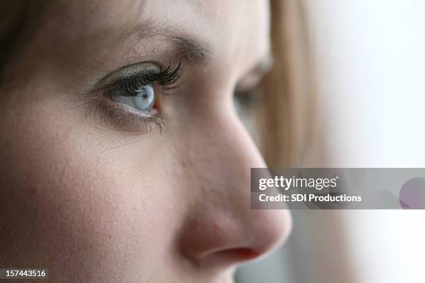 primer plano de mujer joven contempla de distancia - mirar fijamente fotografías e imágenes de stock