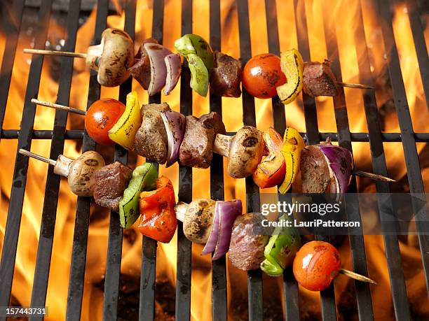 barbecue viande et des légumes, des kabobs - pic de brochette photos et images de collection