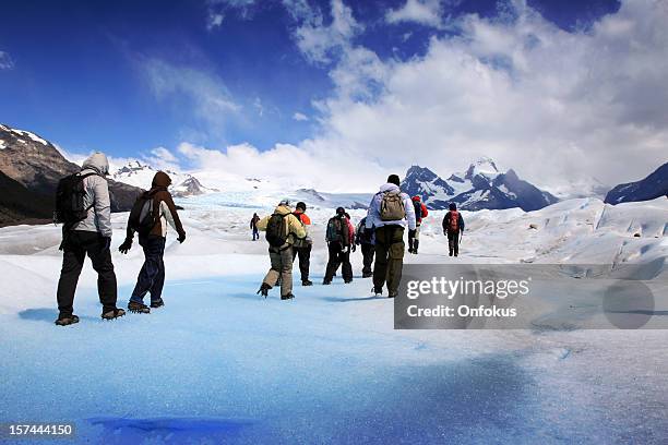 gruppe von wanderern am perito moreno-gletscher, patagonien, argentinien - steigeisen stock-fotos und bilder