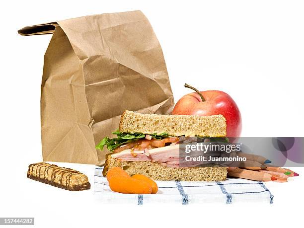 pranzo scolastico accanto a sacchetto di carta marrone su sfondo bianco - school lunch foto e immagini stock